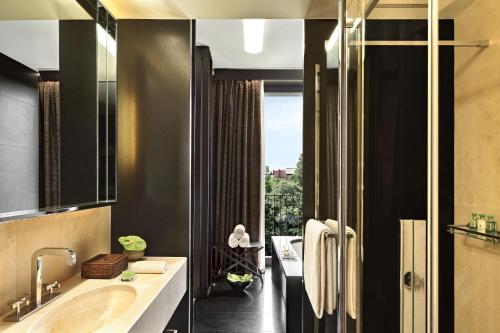 米兰米兰宝格丽酒店的带浴缸、水槽和窗户的浴室