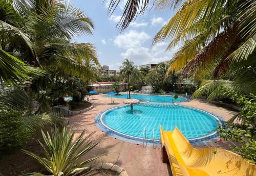 舍地Hotel Sai leela - Shirdi的周围环绕棕榈树的大型游泳池