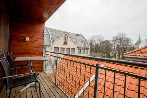 斯塔万格Klostergaarden leilighetshotell的房屋内的阳台配有桌椅