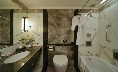 孟买海洋广场酒店的浴室配有盥洗盆、卫生间和浴缸。