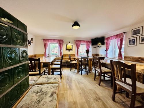 KropaBajta Kroparica的用餐室配有木桌和椅子