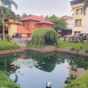 帕拉克卡德Kottaram Hotels Ottaplam的房屋前的水池