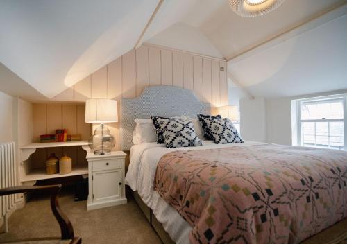 考布里奇The Bear, Cowbridge的一间卧室设有一张大床和一个窗户。