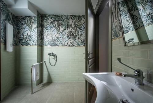 海若克利欧Vespera City Hotel的一间带水槽和淋浴的浴室