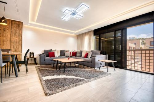塔哈佐特Aya - Taghazout - T3 Duplex Luxe - 4 or 5 Px的客厅配有沙发和桌子