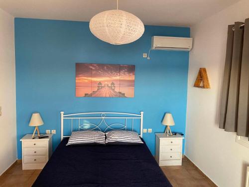 波多河丽Marys House的一间蓝色卧室,配有床和2个床头柜