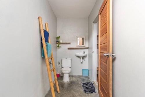 沙努尔冲浪者花园民宿的一间带卫生间和梯子的小浴室