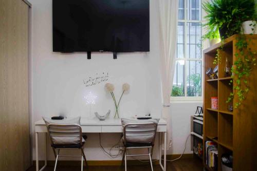 马赛FRED'S HOME GUESTROOM - Coliving, VieuxPort, Friendly的一间设有白色桌子和两把椅子的房间