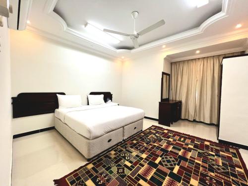 苏尔Al Taraf Hotel Apartment的一间卧室配有一张床和地毯
