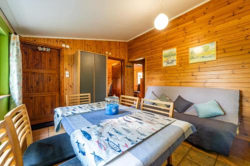 米科瓦伊基Camping KamA的一间客房内配有床和桌子的房间