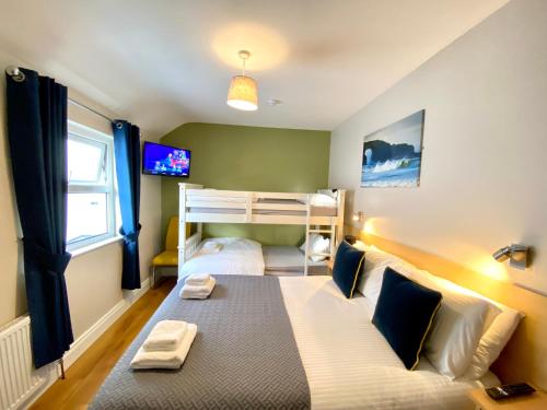 波特拉什比尤拉旅馆的一间卧室配有一张床和一张双层床。