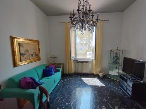 热那亚Casa Nonna Anna的客厅配有绿色沙发和吊灯。