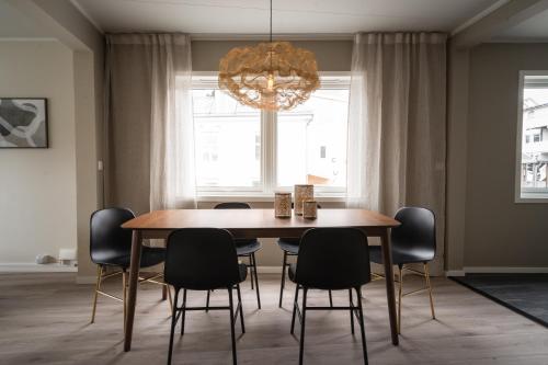 特罗姆瑟Enter Viking Apartment Hotel的餐桌、椅子和吊灯