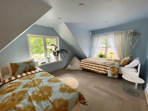 沃索Villa Meidi的一间卧室设有两张床和窗户。