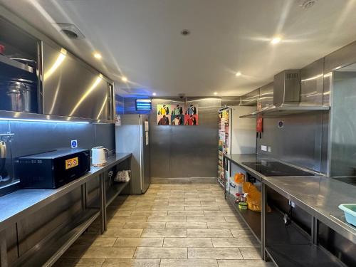 伦敦海德公园斯玛特旅馆的一个带不锈钢柜台和电器的大厨房