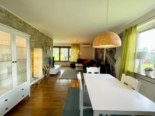 皮特奥Centralt belägen villa i Öjebyn, Piteå的客厅配有一张白色的大桌子和椅子