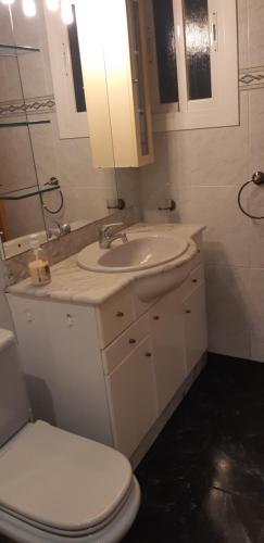 萨瓦德尔Precioso!! apartamento en el centro de Sabadell的浴室配有白色水槽和卫生间。