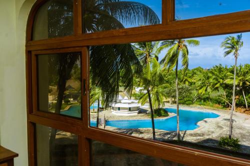 乌昆达Beachside Bliss Studio的从窗户可欣赏到游泳池的景色