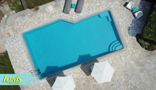 雷夫卡达镇Ionis Studios的享有游泳池的顶部景致,位于石质楼层