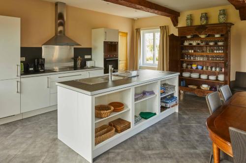 DoudevilleLa Maison de Charlotte的一个带水槽的白色岛屿的厨房