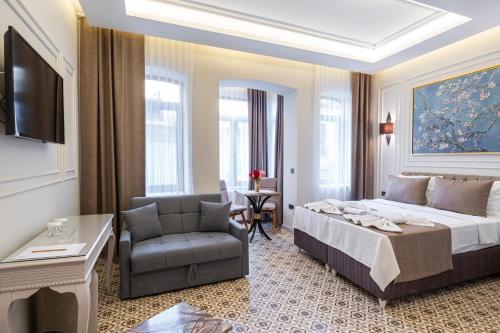 伊斯坦布尔Pera Luna Premium Hotel的配有一张床和一把椅子的酒店客房