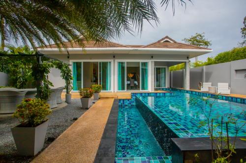 Ban Khlong Haeng3 Bedroom Platinum Pool Villa Smooth as Silk的别墅后院的游泳池