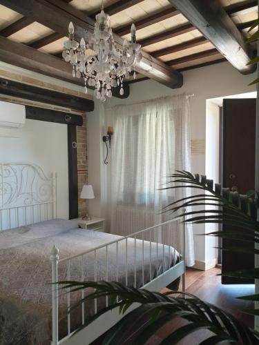 卡斯泰尔菲达尔多La Dolce Vita的一间卧室配有一张床和一个吊灯
