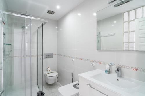 内尔哈Los Aguacates Bellavista Casasol的浴室配有卫生间、淋浴和盥洗盆。