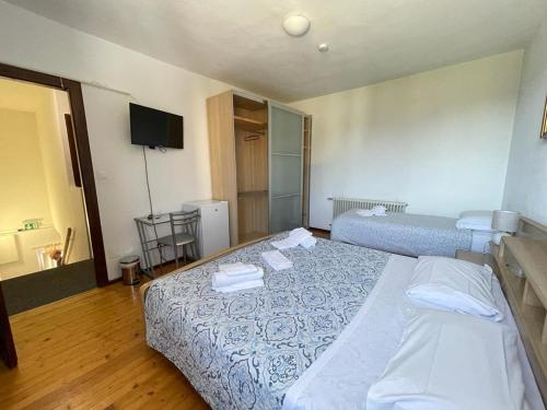 MagliasoBliss - Casale della Vite的酒店客房,配有床和电视