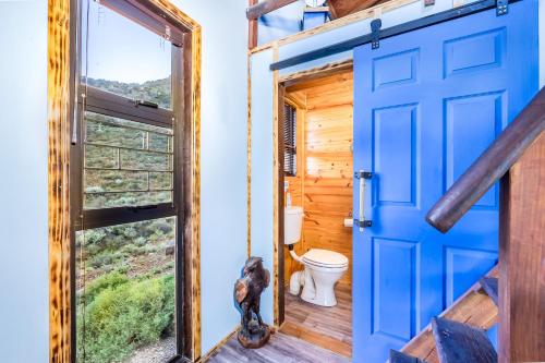 Rietvlei Number 1Tibani Nature Reserve的浴室设有蓝色门和卫生间。