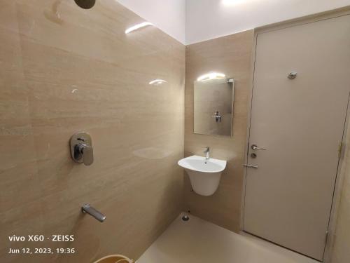 ChittoorRAJA MAHAL的一间带水槽和镜子的浴室