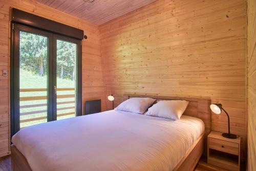 Saint-Pierre-dʼEntremontChalet le Lys Martagon的小木屋内一间卧室,配有一张床