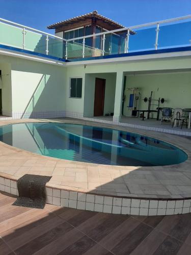 大伊瓜巴Linda casa pertinho da Lagoa的房屋前的游泳池