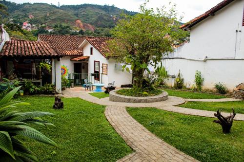 欧鲁普雷图- Casa Pitanga - Acomodação lindíssima pertinho da Igreja do Rosário的一座带花园和走道的房子