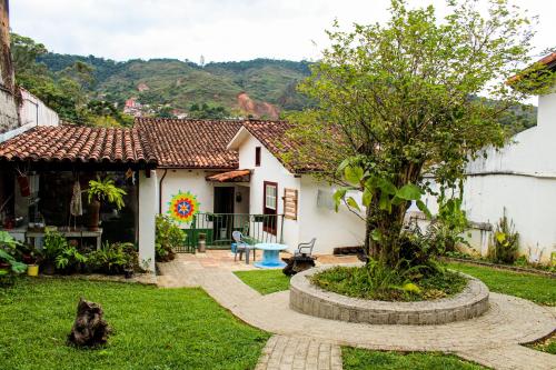 欧鲁普雷图- Casa Pitanga - Acomodação lindíssima pertinho da Igreja do Rosário的院子中一棵树的小白色房子