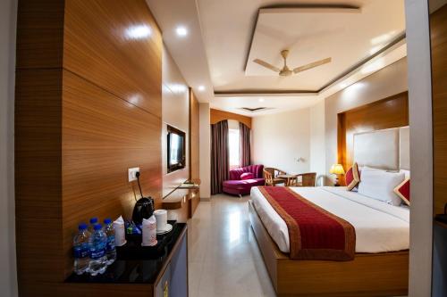 菩提伽耶HOTEL ANAND INTERNATIONAL的配有一张床和一张书桌的酒店客房