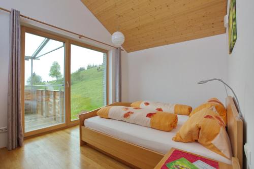 苏尔茨贝格Ferienhof Feurle的一间卧室设有一张床和一个大窗户