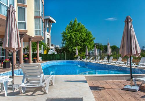 切尔诺莫雷茨Aparthotel Royal Marina Beach的一个带躺椅和遮阳伞的游泳池