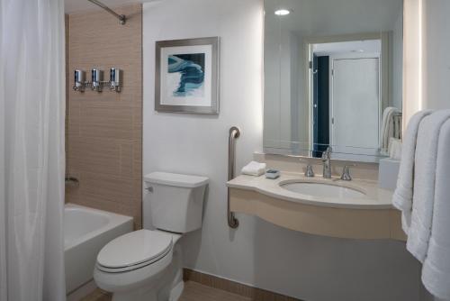 坦帕坦帕机场西岸福朋喜来登酒店的浴室配有卫生间、盥洗盆和浴缸。