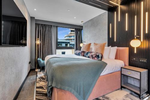 爱丁堡Roomzzz Edinburgh的一间卧室设有一张大床和一个窗户。