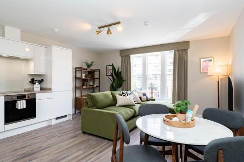 布里斯托Wellington Place I Your Apartment的客厅配有沙发和桌子