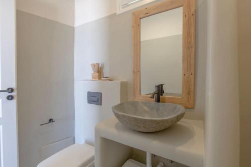 帕罗斯岛Lyra Sunset Suite的一间带石制水槽和镜子的浴室