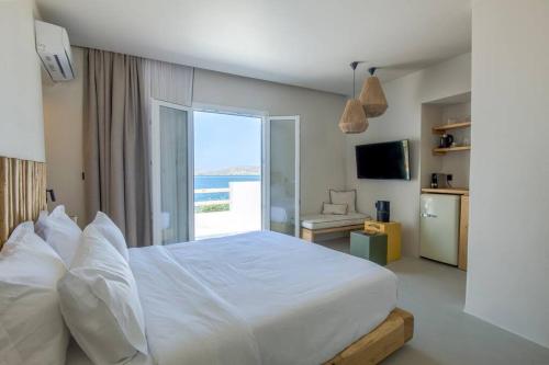 帕罗斯岛Lyra Sunset Suite的一间卧室设有一张大床,享有海景