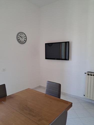 PianilloIl Rio Penise的一间会议室,墙上有桌子和时钟