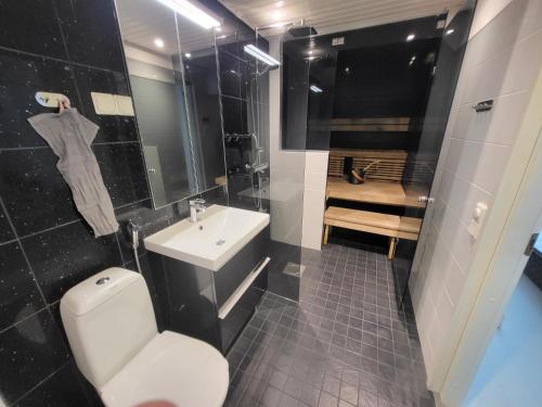 图尔库Saunallinen rivitalon pääty asunto kahdella terassilla的浴室配有白色卫生间和盥洗盆。