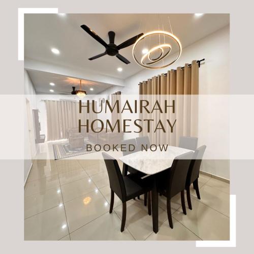 淡马鲁Humairah Homestay - Near Bandar Temerloh的一间带桌子和吊扇的用餐室