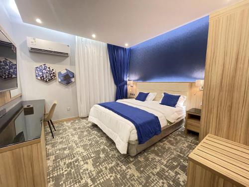 吉达Jeddah Luxury stay for Self Check-In Apartment的酒店客房,配有床和电视
