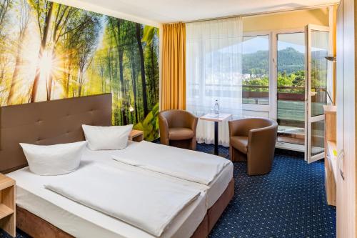 腓特烈罗达阿霍恩腓特烈罗达华伯格酒店的酒店客房配有一张床铺和一张桌子。