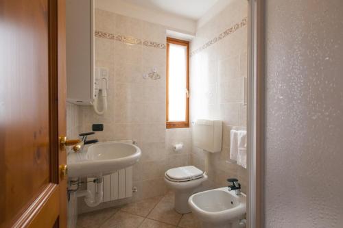 卡斯蒂奥内·德拉·佩雷索玛克斯穆布雷酒店的一间带卫生间和水槽的浴室