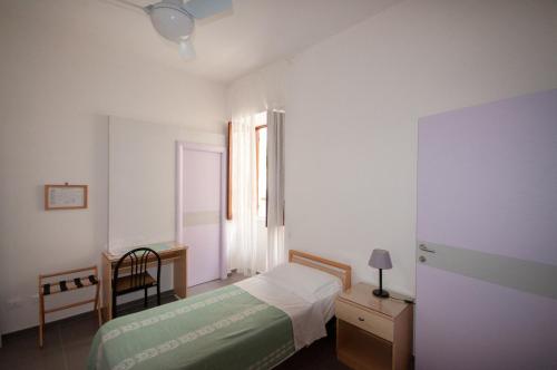 伊斯基亚Hotel Villa Cecilia的一间卧室配有一张床、一张书桌和一个窗户。
